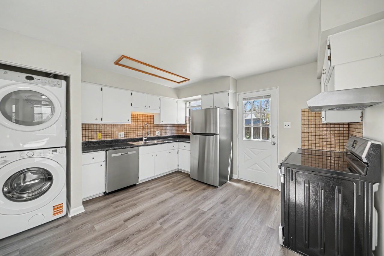 956 Macon St - Photo 6 of 11