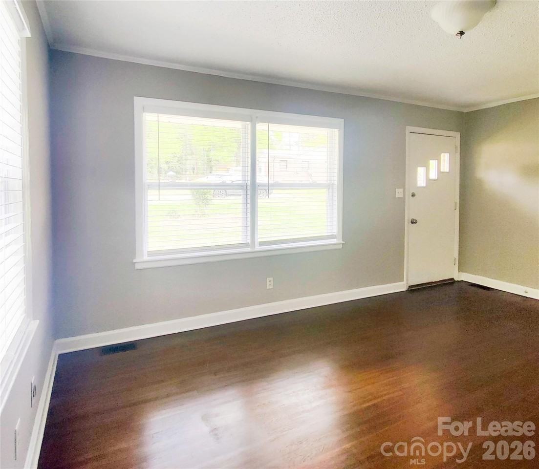 4041 Carlyle Dr - Photo 3 of 18