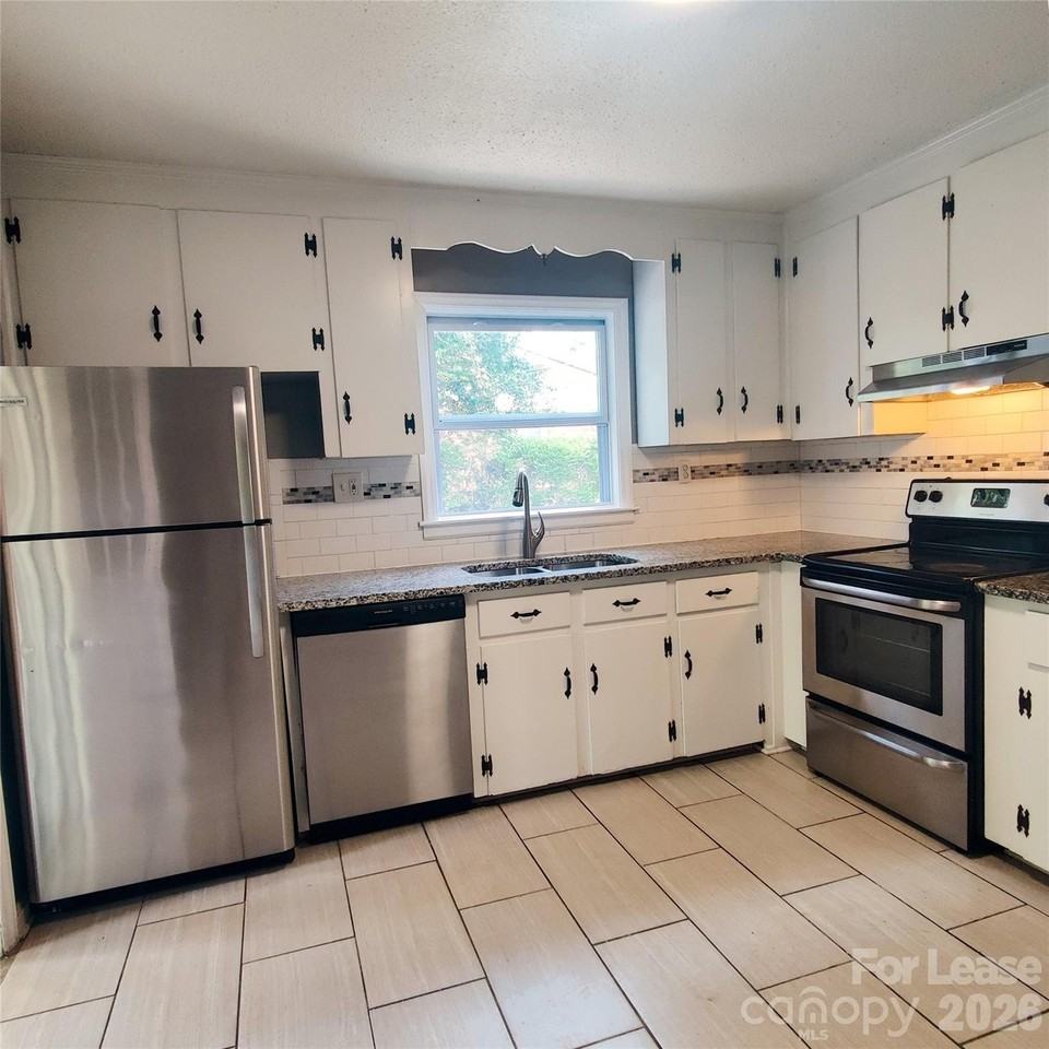 4041 Carlyle Dr - Photo 4 of 18