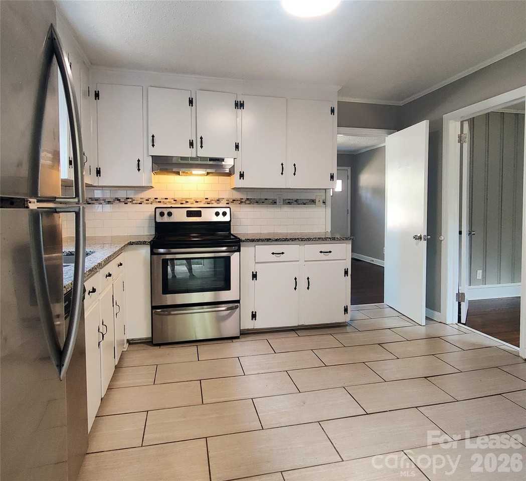 4041 Carlyle Dr - Photo 5 of 18