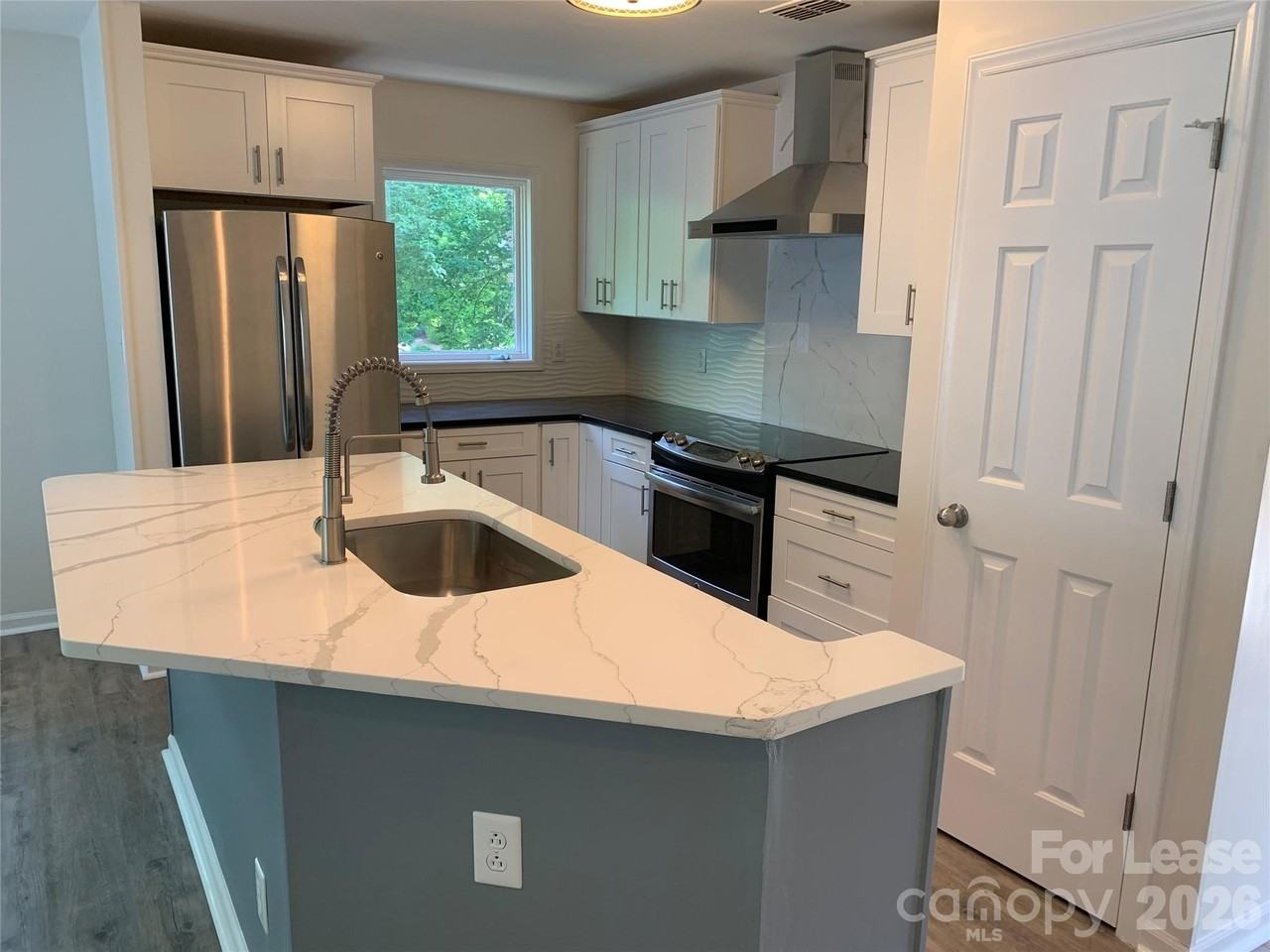 672 Portside Dr - Photo 3 of 29