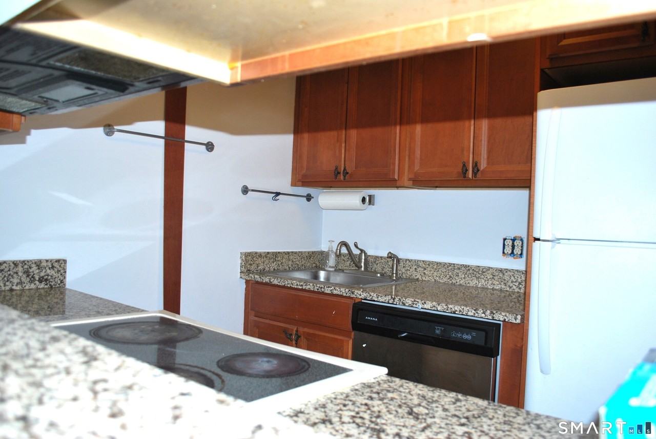 87 Glenbrook Rd Apt 7g - Photo 2 of 9