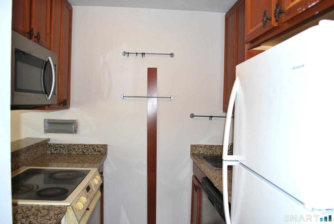 87 Glenbrook Rd Apt 7g - Photo 3 of 9