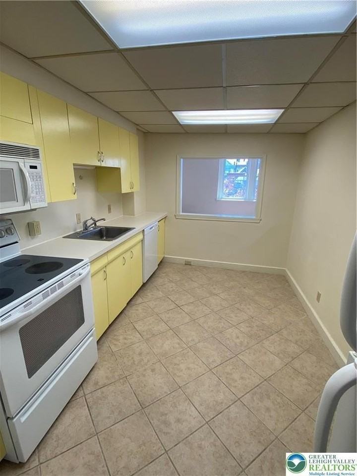 606 W Broad St #F - Photo 6 of 22