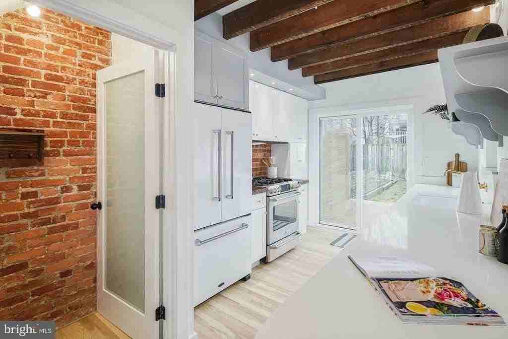 320 Iona Ave - Photo 3 of 32