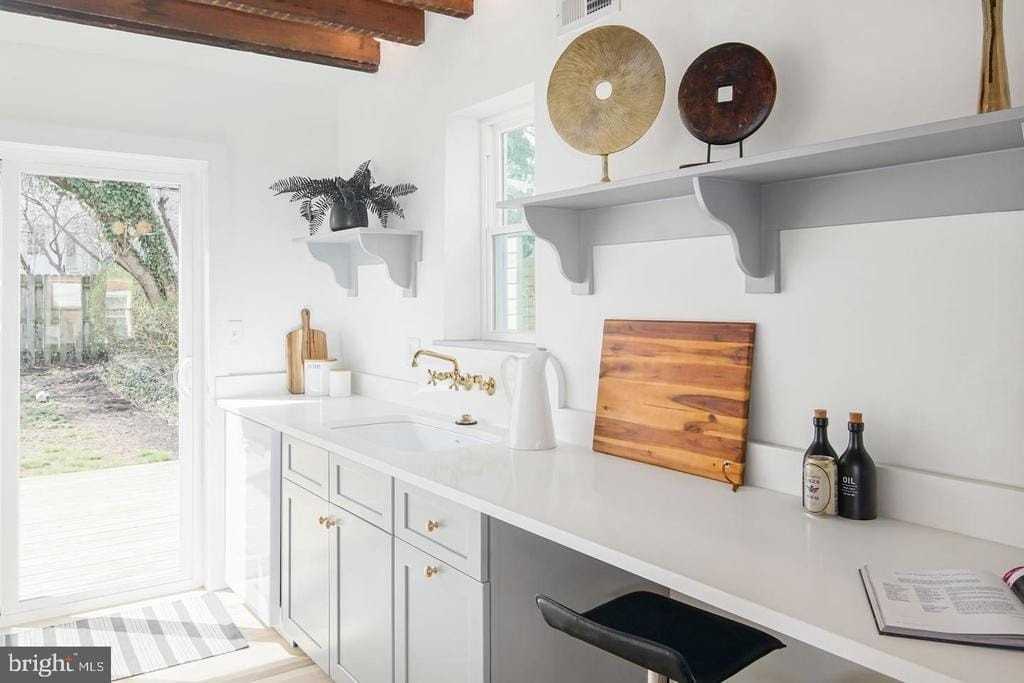 320 Iona Ave - Photo 5 of 32