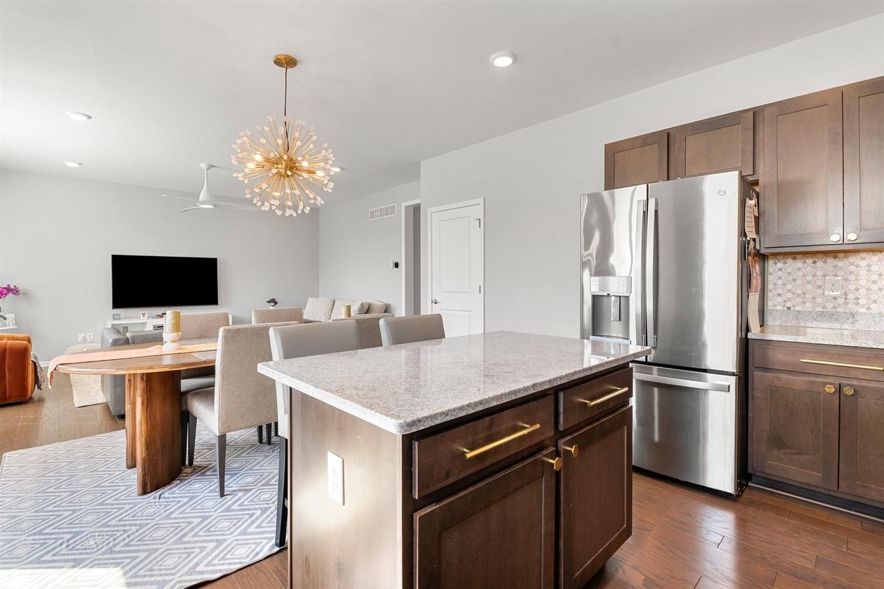 2136 Wiltshire Dr - Photo 7 of 33