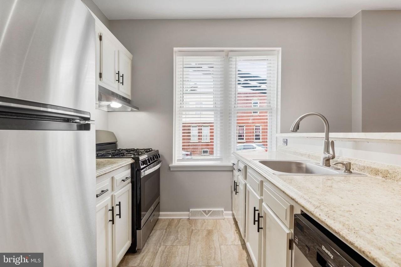 1726 W 8th St - Photo 2 of 10