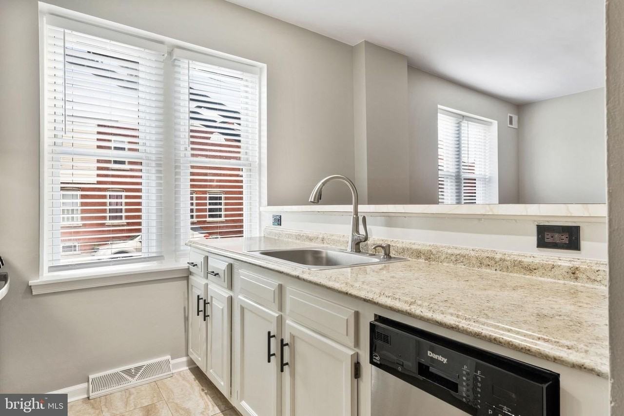 1726 W 8th St - Photo 3 of 10