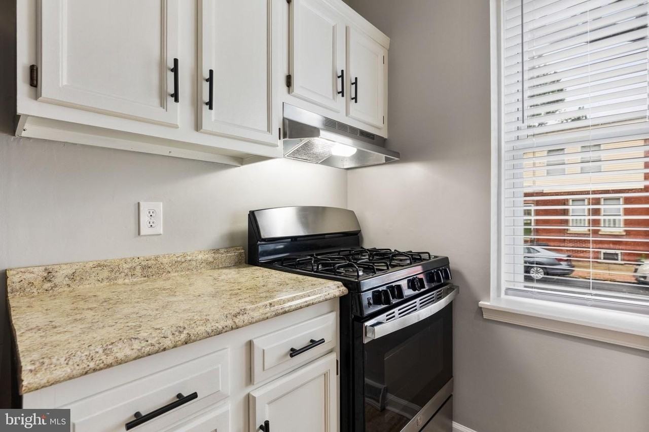 1726 W 8th St - Photo 4 of 10