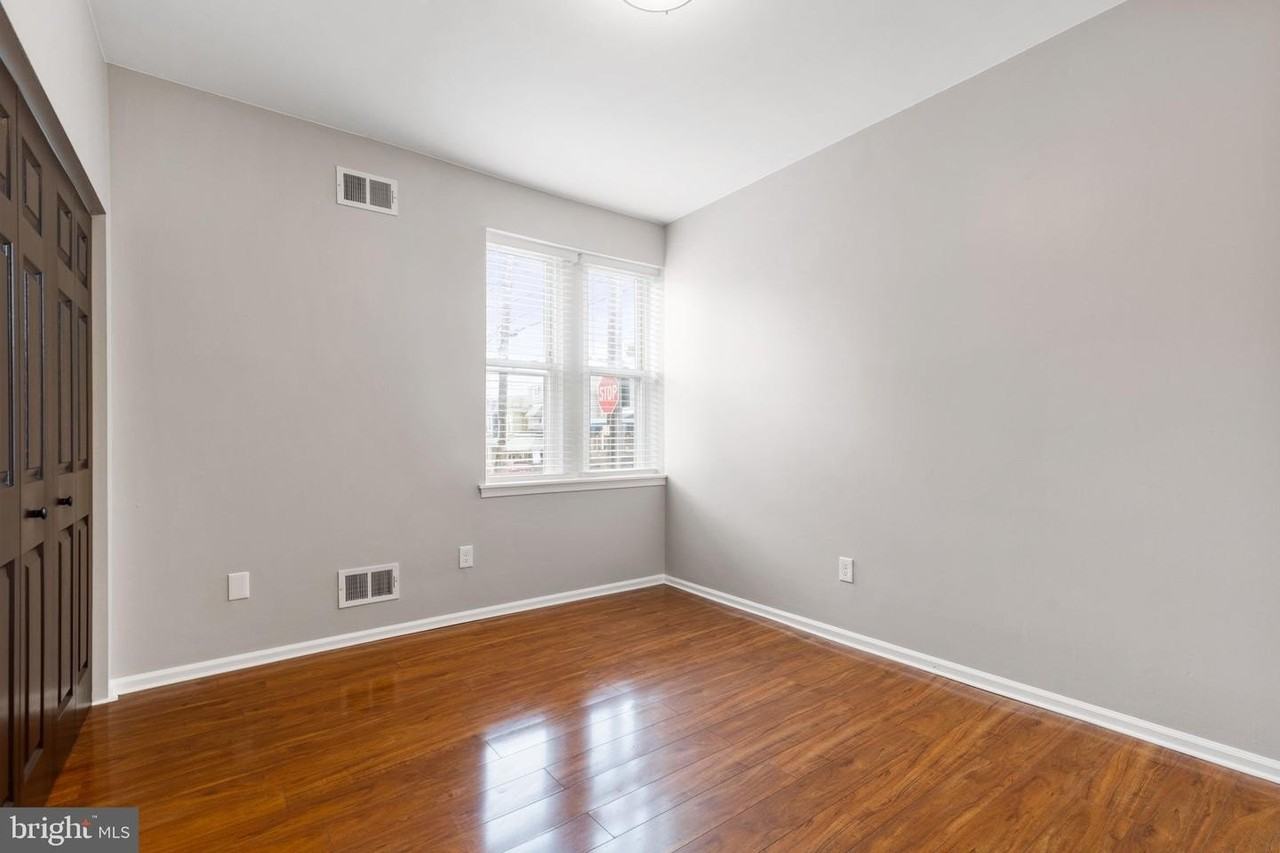 1726 W 8th St - Photo 6 of 10