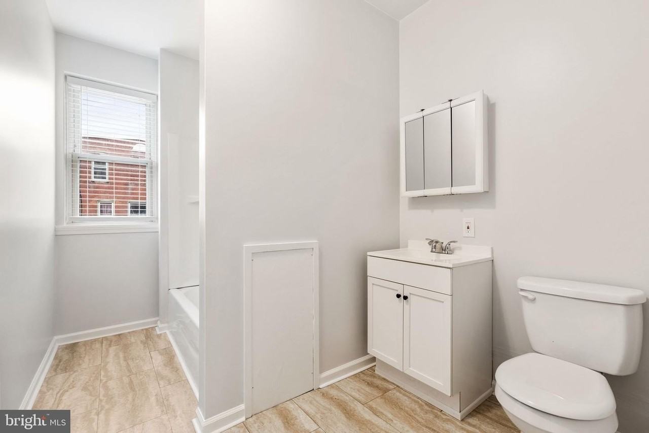 1726 W 8th St - Photo 7 of 10