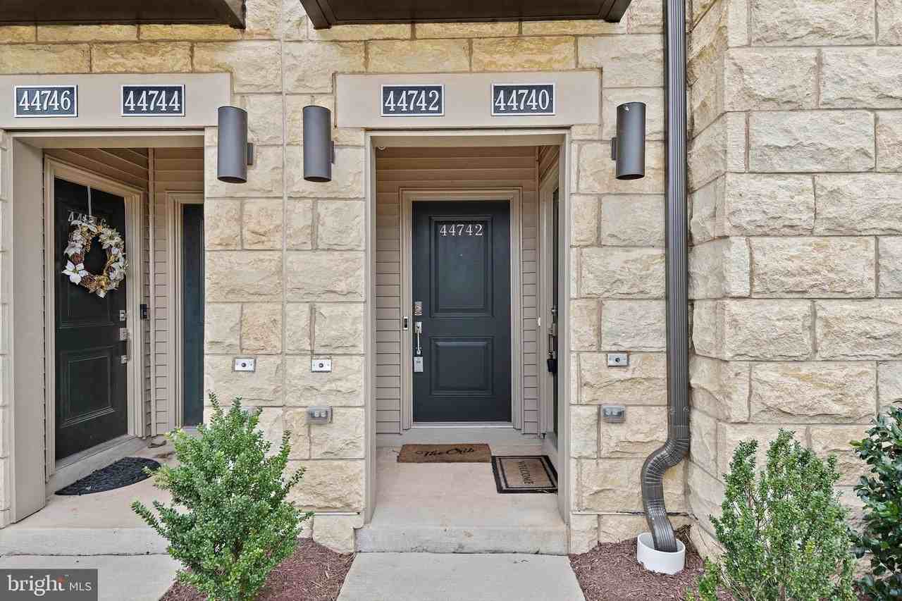 44742 Tiverton Sq - Photo 2 of 41