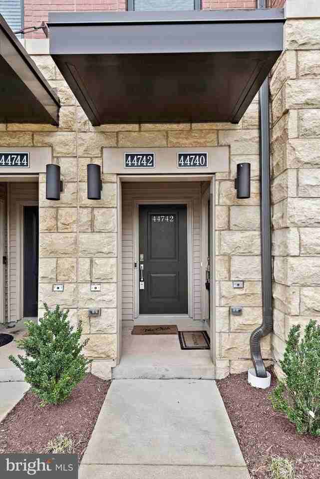 44742 Tiverton Sq - Photo 3 of 41