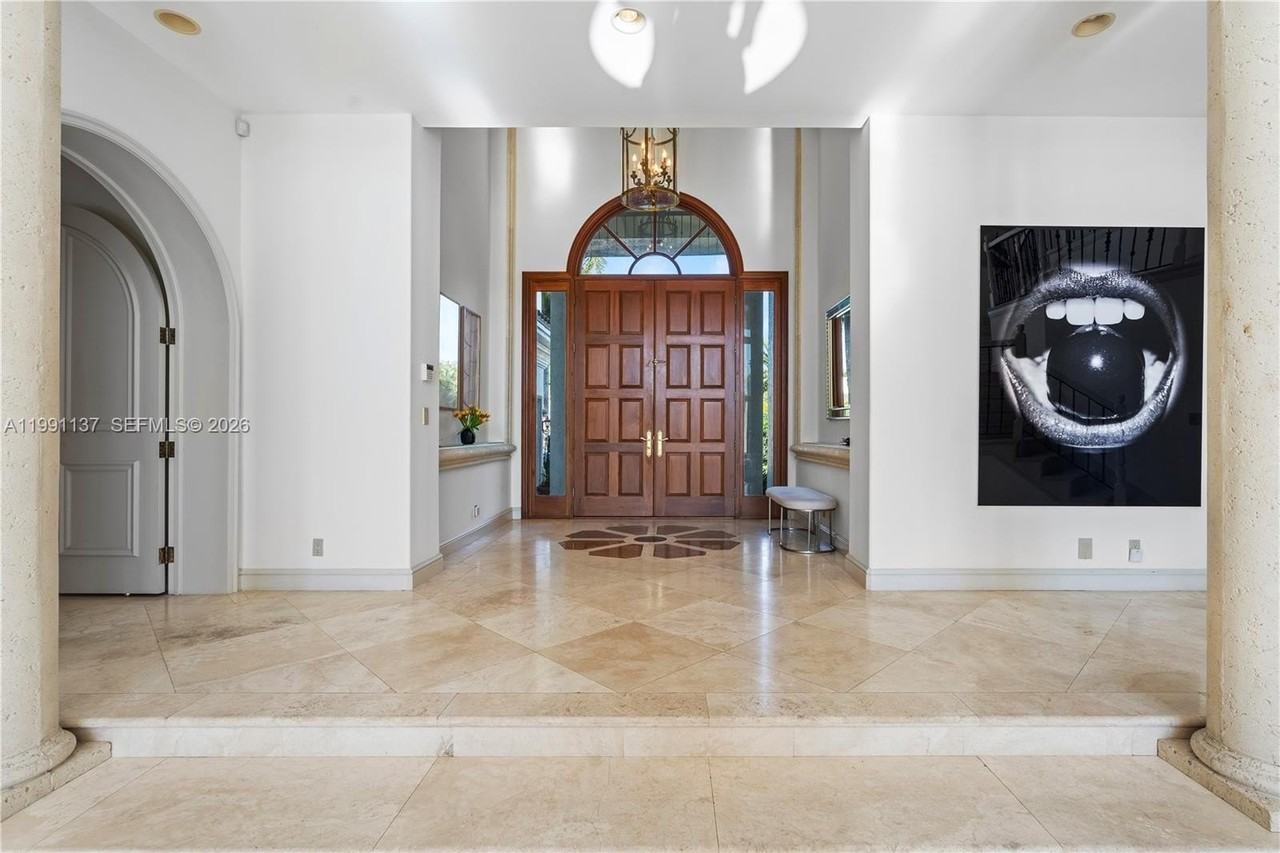 4900 Sanctuary Ln - Photo 4 of 50