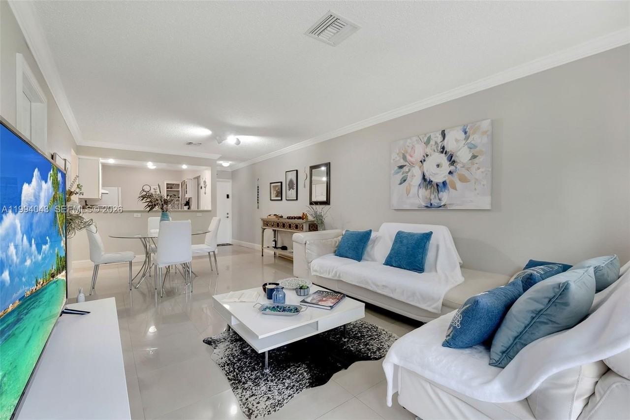 1001 Nw 45th St #6 - Photo 2 of 26