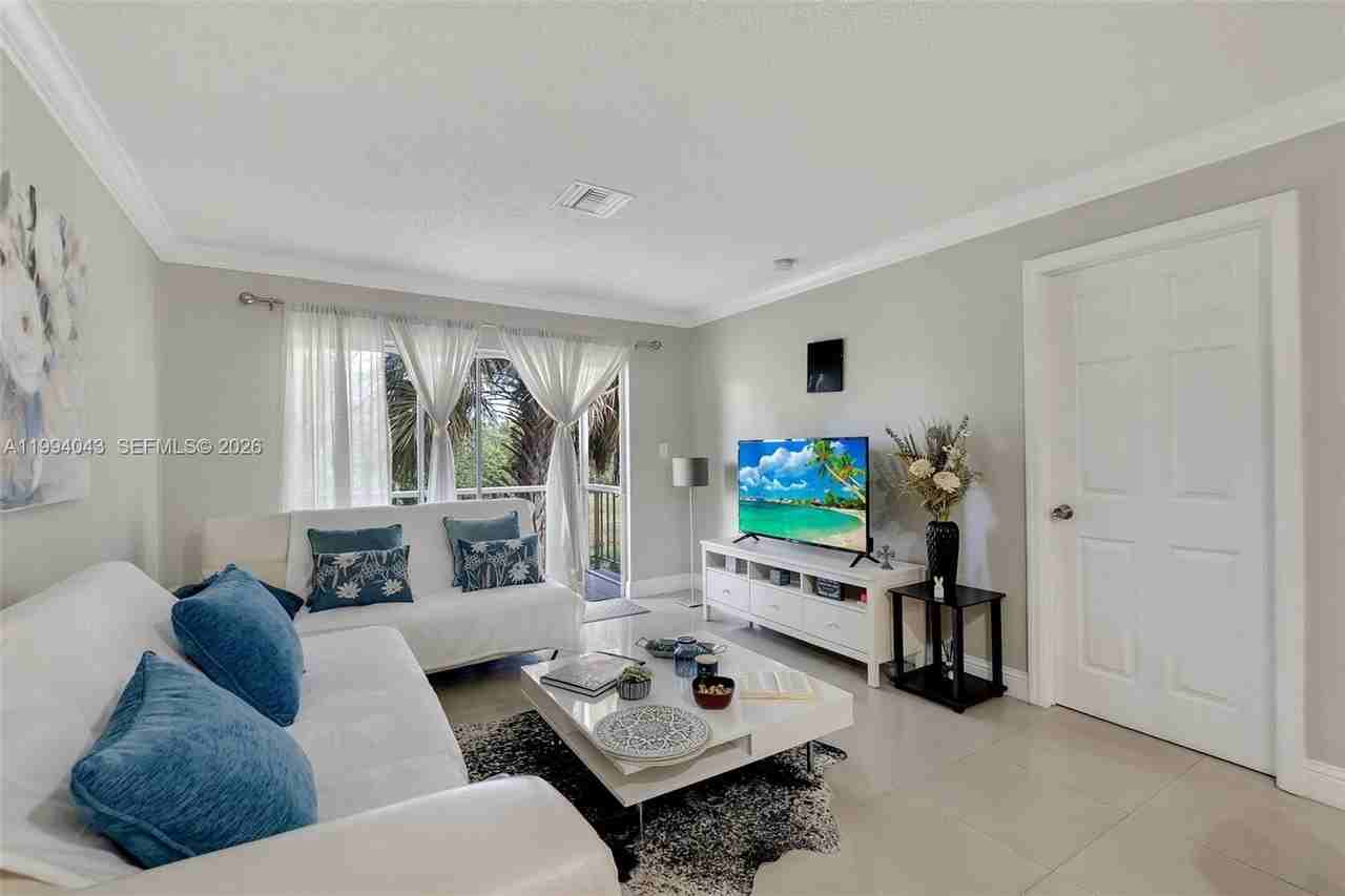 1001 Nw 45th St #6 - Photo 3 of 26