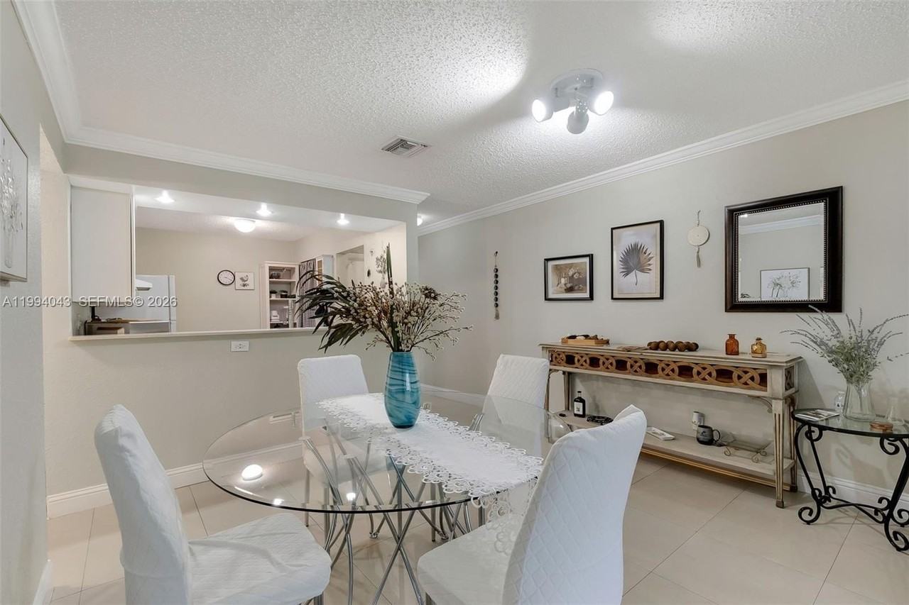 1001 Nw 45th St #6 - Photo 4 of 26