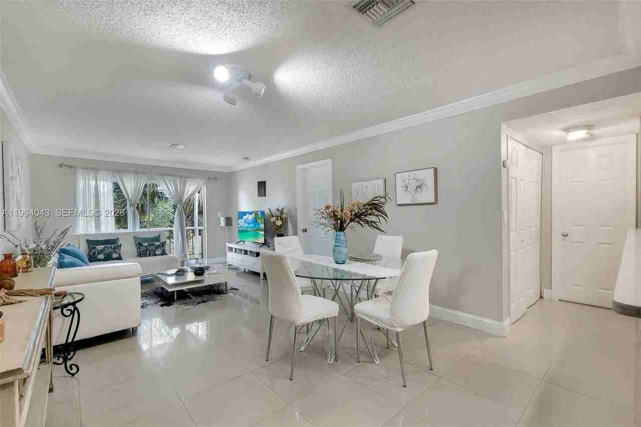 1001 Nw 45th St #6 - Photo 5 of 26