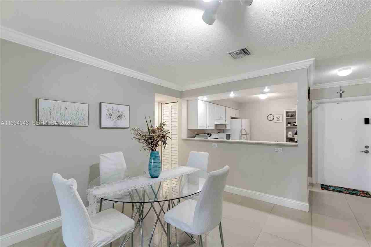 1001 Nw 45th St #6 - Photo 6 of 26