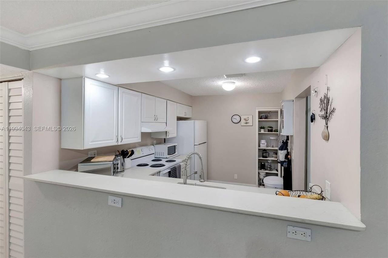 1001 Nw 45th St #6 - Photo 7 of 26