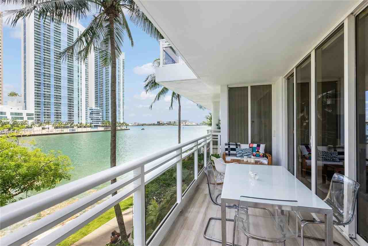 901 Brickell Key Blvd #305 - Photo 7 of 31