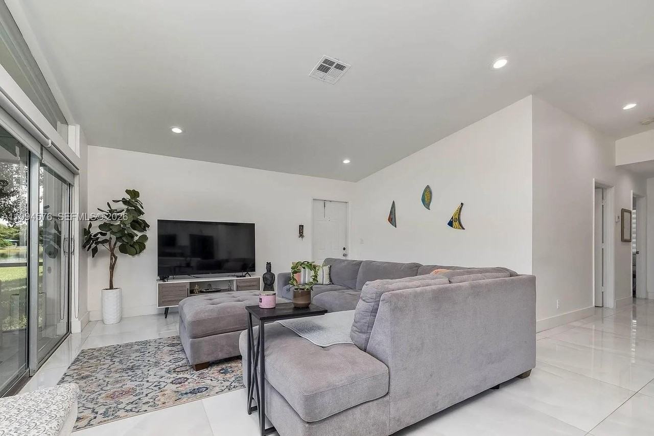 518 Woodgate Cir #E - Photo 2 of 17