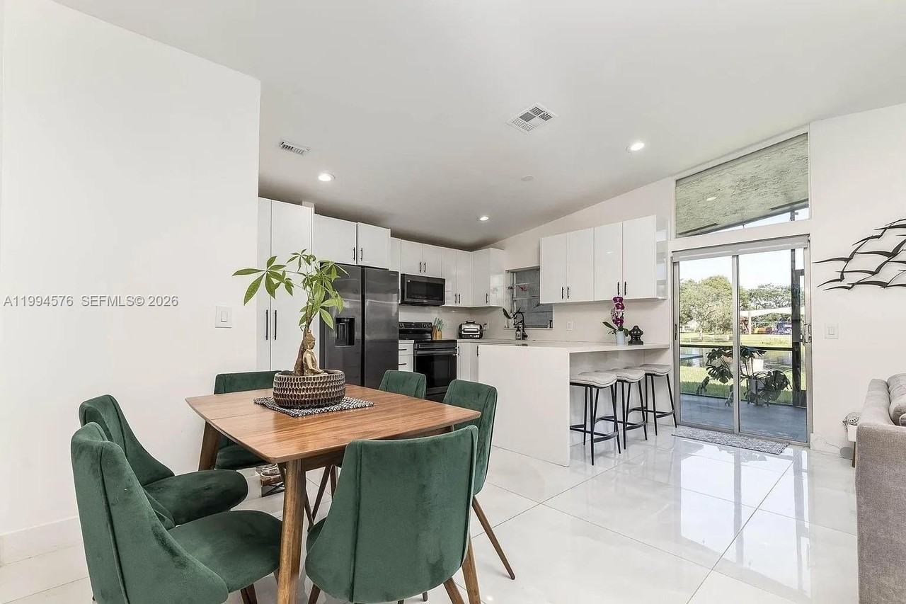 518 Woodgate Cir #E - Photo 3 of 17