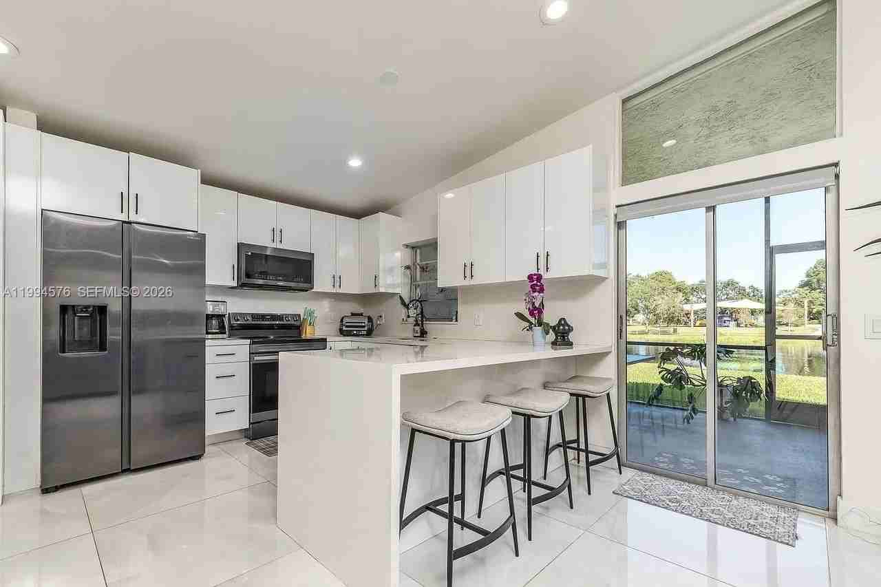 518 Woodgate Cir #E - Photo 4 of 17