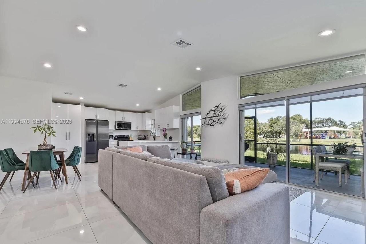 518 Woodgate Cir #E - Photo 6 of 17