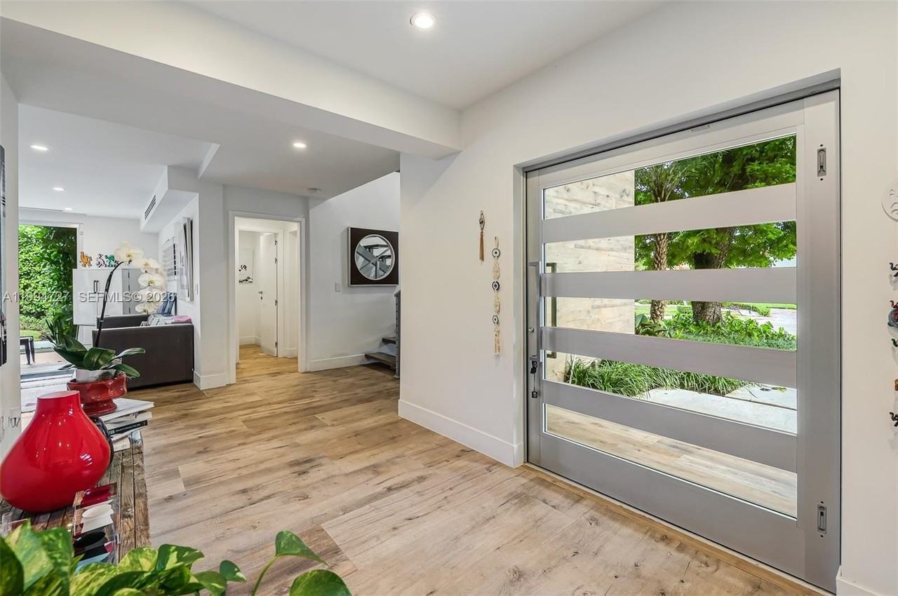 79 Shore Dr W - Photo 4 of 24