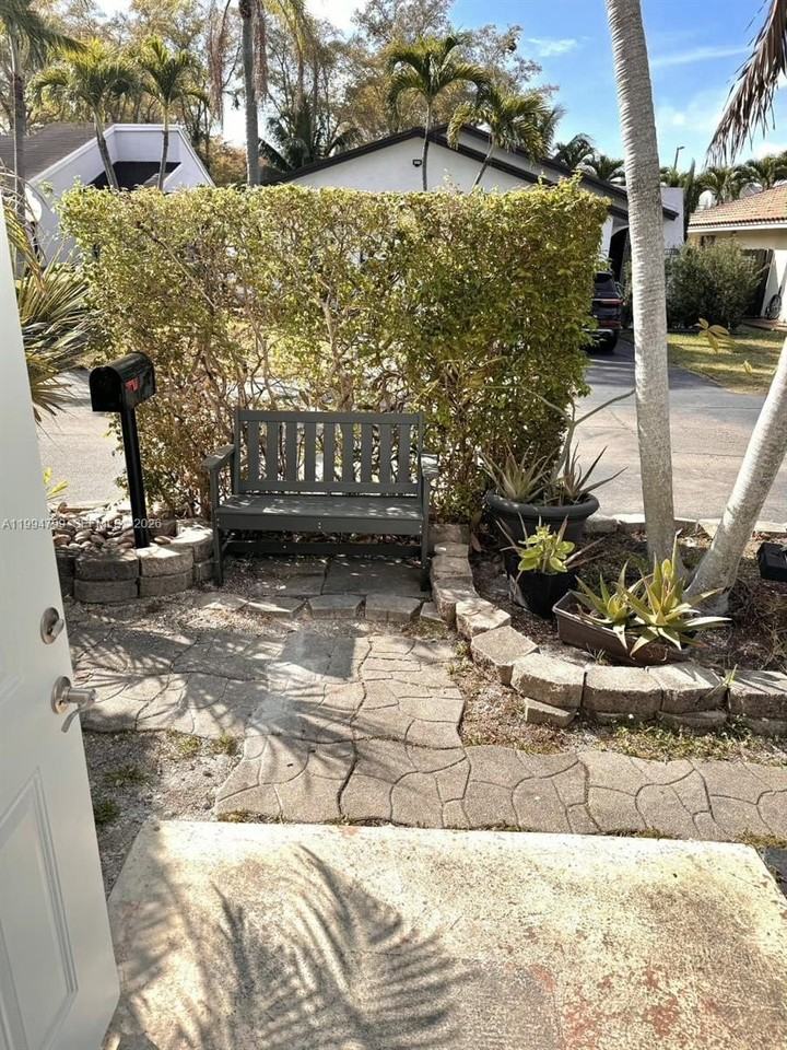 11517 Sw 34th Ln #0 - Photo 4 of 21