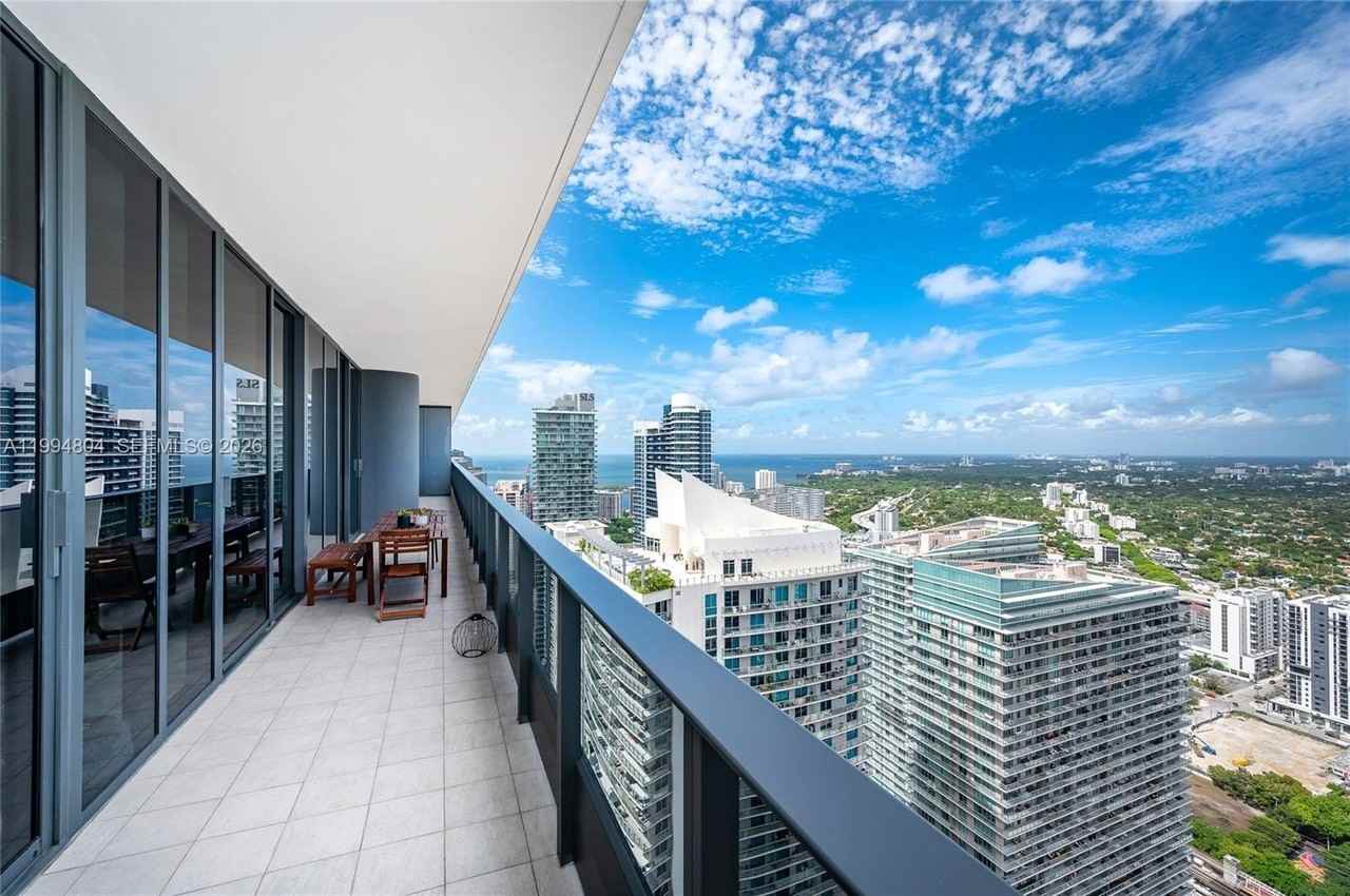 1000 Brickell Plz - Photo 3 of 50