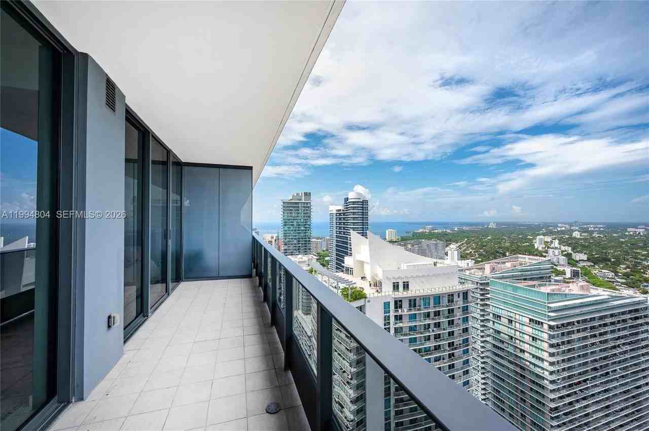1000 Brickell Plz - Photo 5 of 50