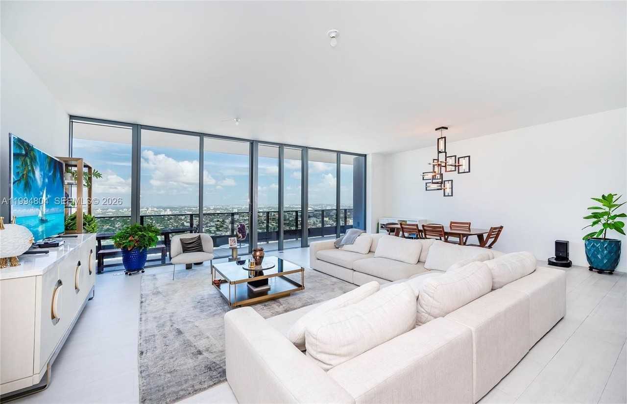 1000 Brickell Plz - Photo 6 of 50