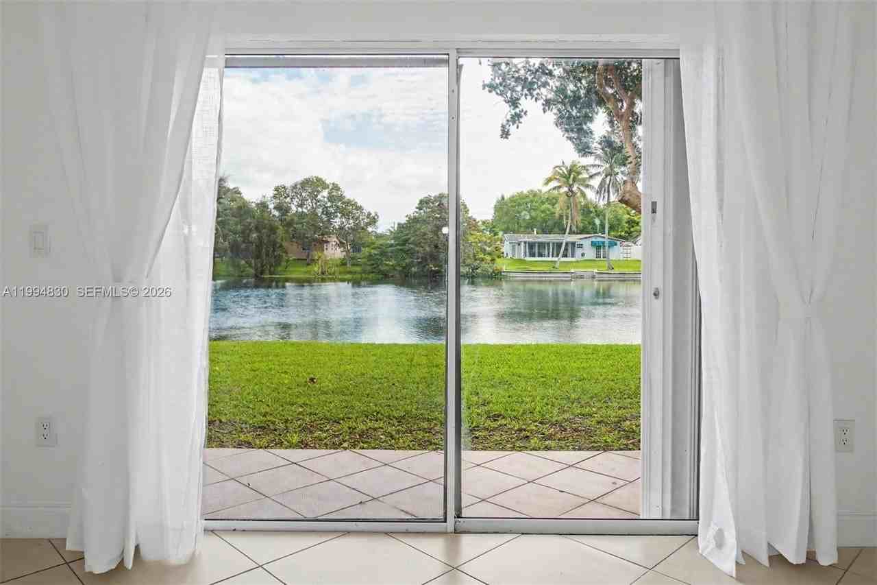 1731 Nw 96th Ter #2J - Photo 4 of 21