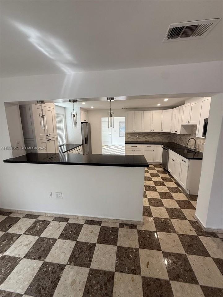 7312 Sw 22nd St - Photo 3 of 14