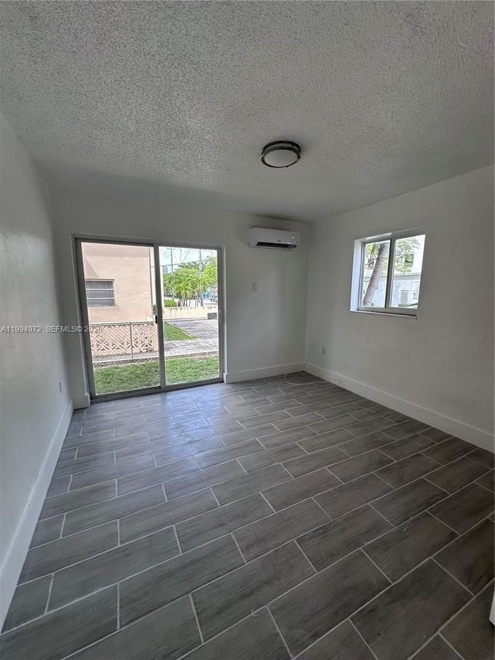 310 Nw 16th Ave #1 - Photo 3 of 7