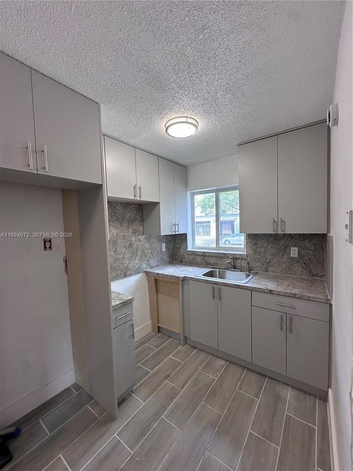 310 Nw 16th Ave #1 - Photo 5 of 7