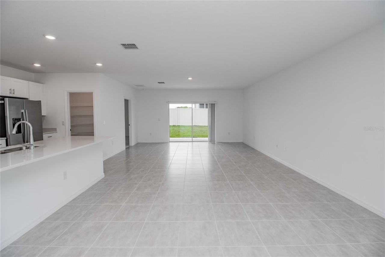 2068 Babbling Brook Blvd - Photo 4 of 27