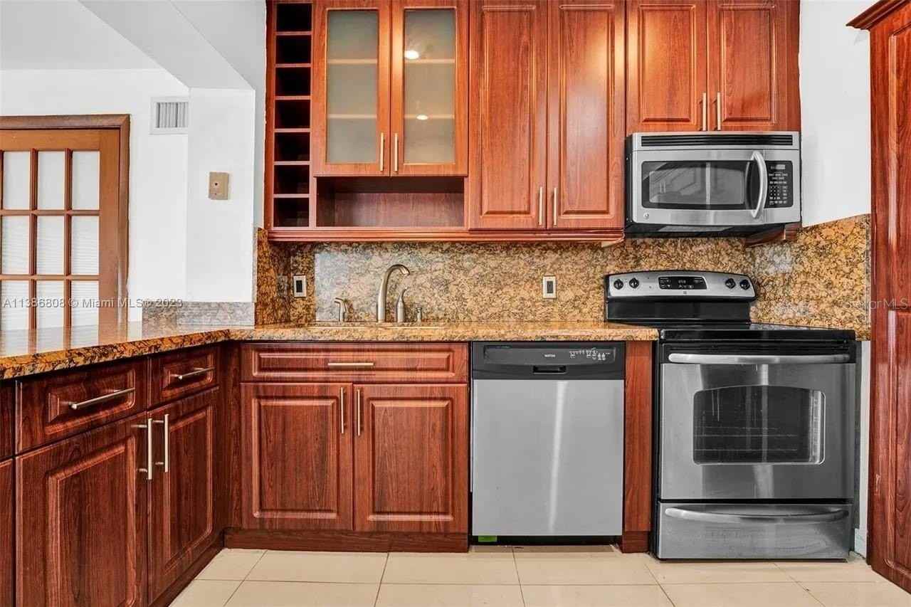 437 Swan Ave - Photo 3 of 31