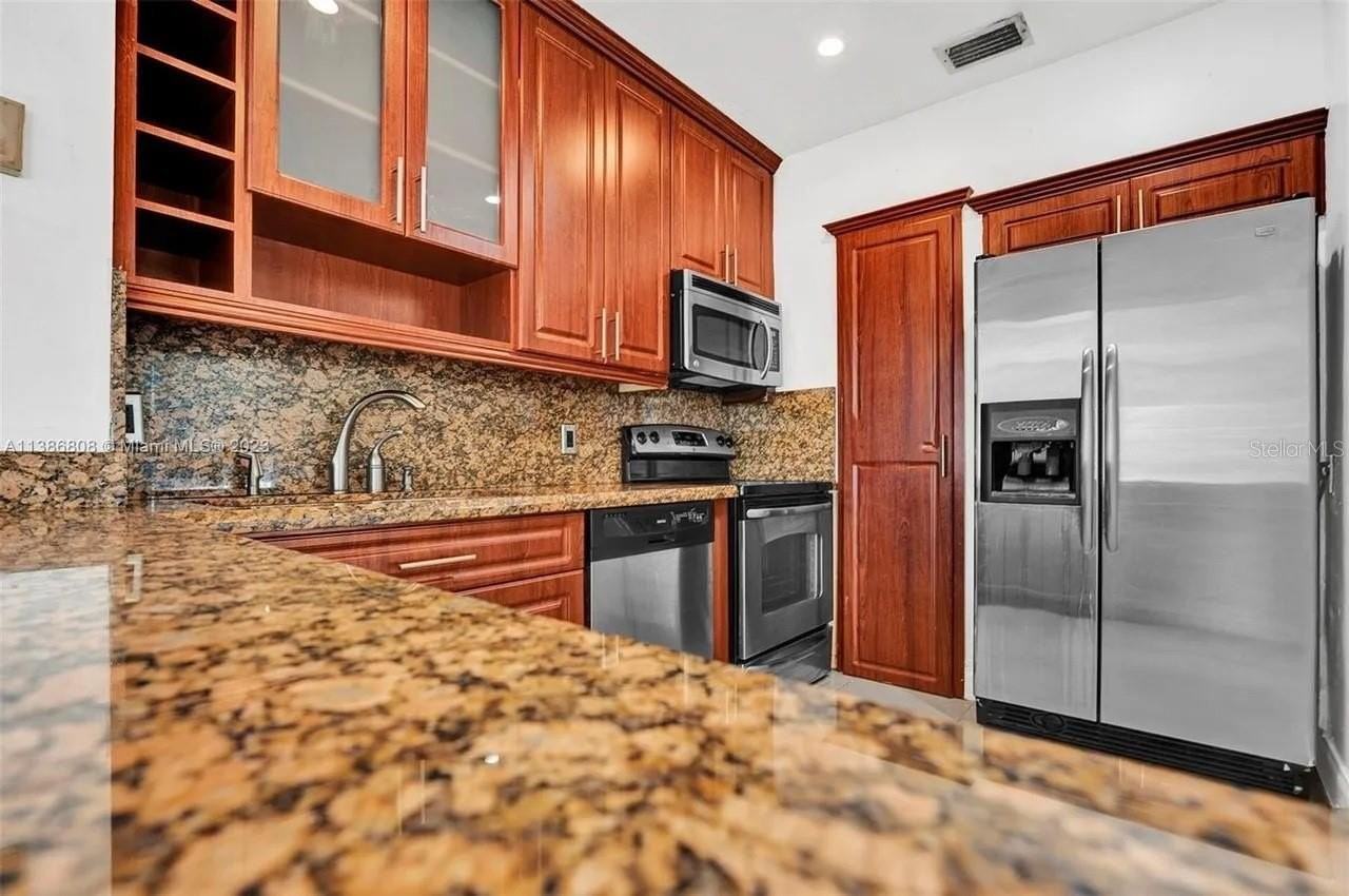 437 Swan Ave - Photo 4 of 31