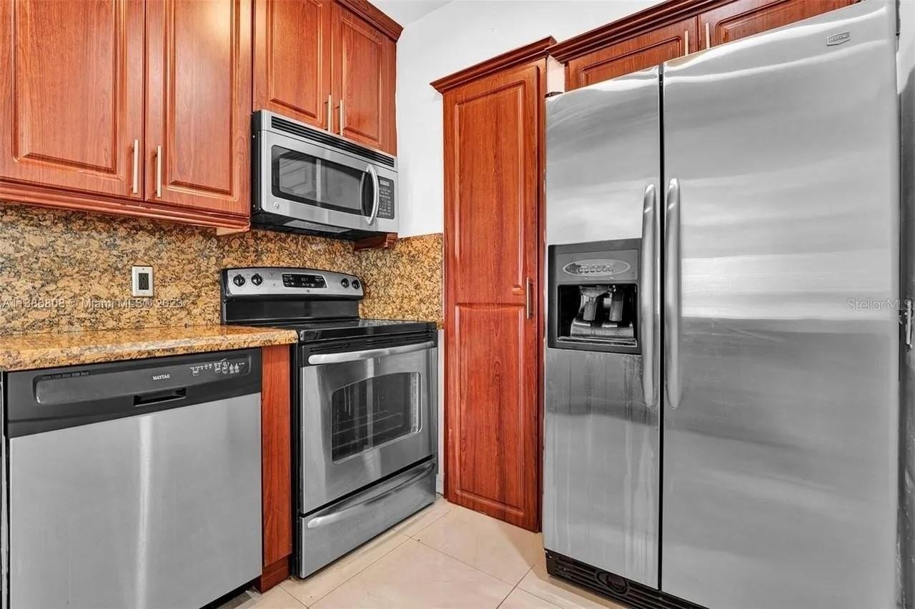 437 Swan Ave - Photo 5 of 31