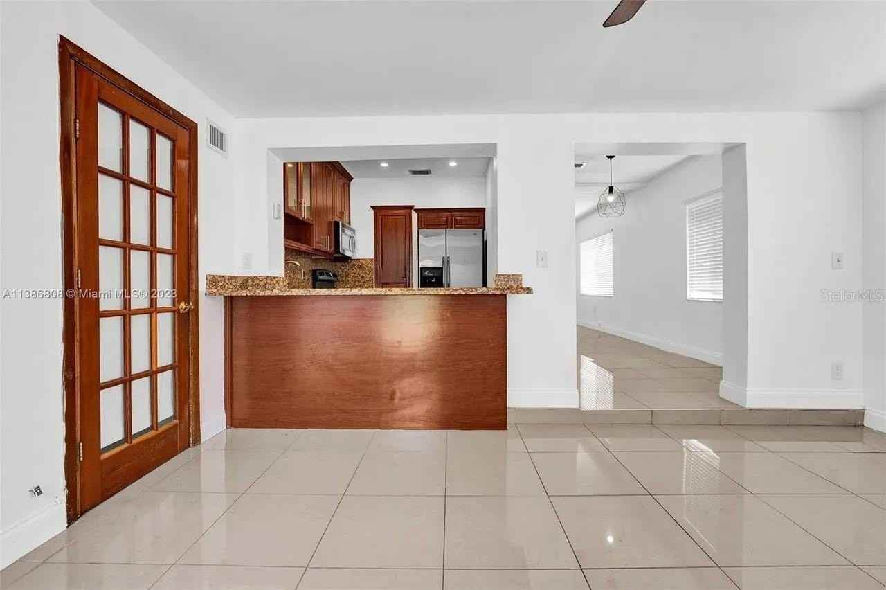 437 Swan Ave - Photo 6 of 31