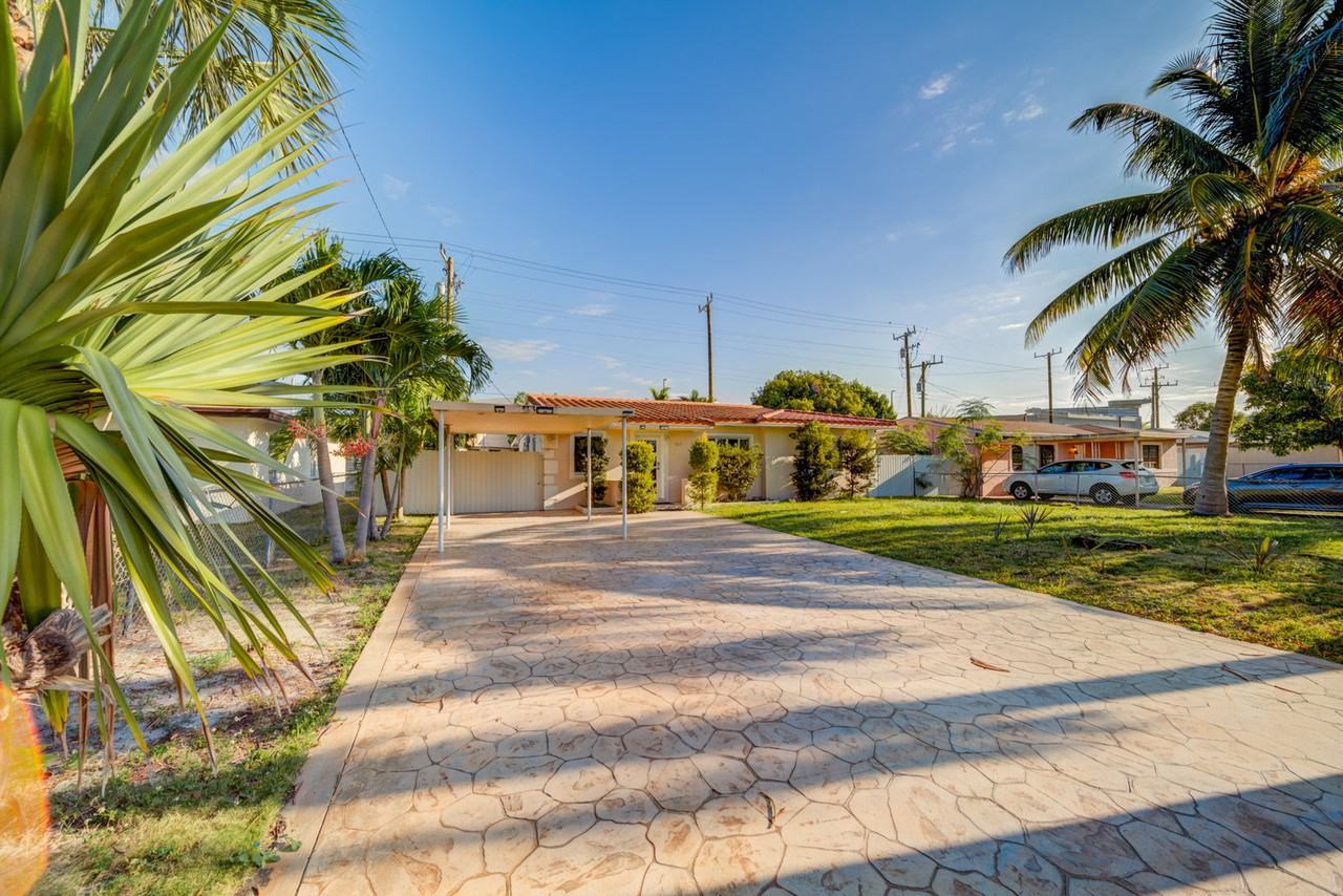 917 Ne 164th St - Photo 2 of 8