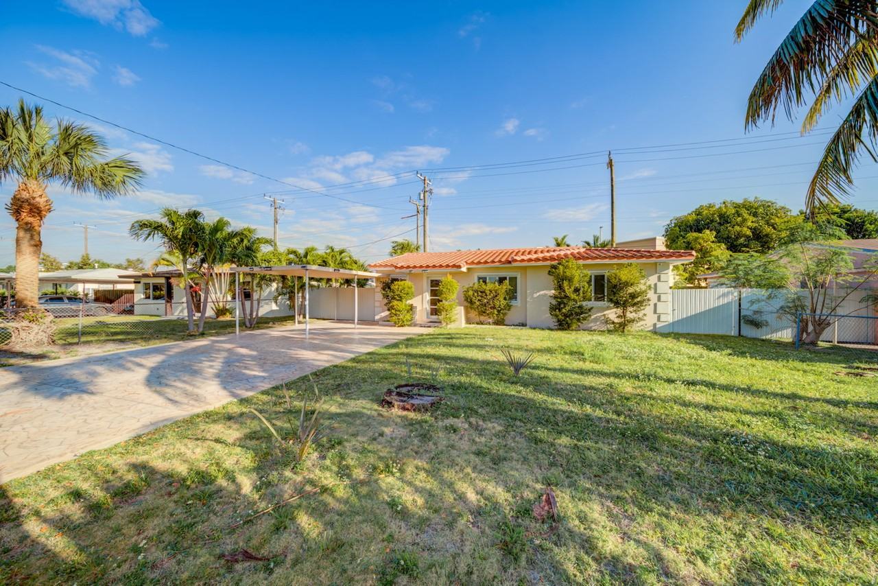 917 Ne 164th St - Photo 3 of 8