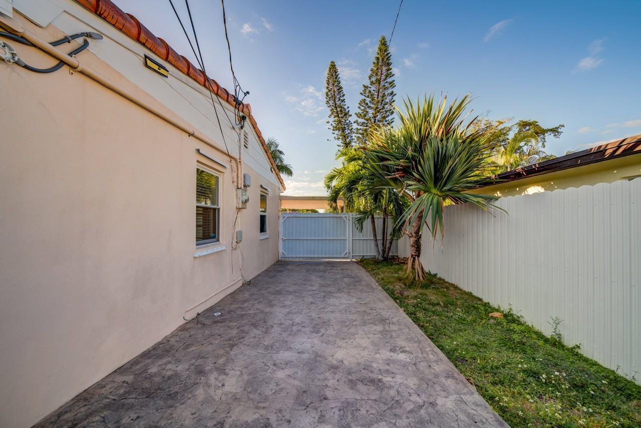 917 Ne 164th St - Photo 6 of 8