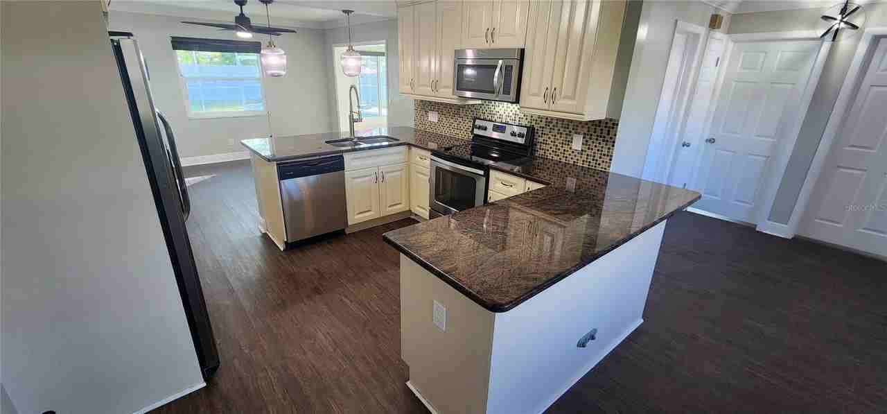 8211 7th St N - Photo 3 of 47