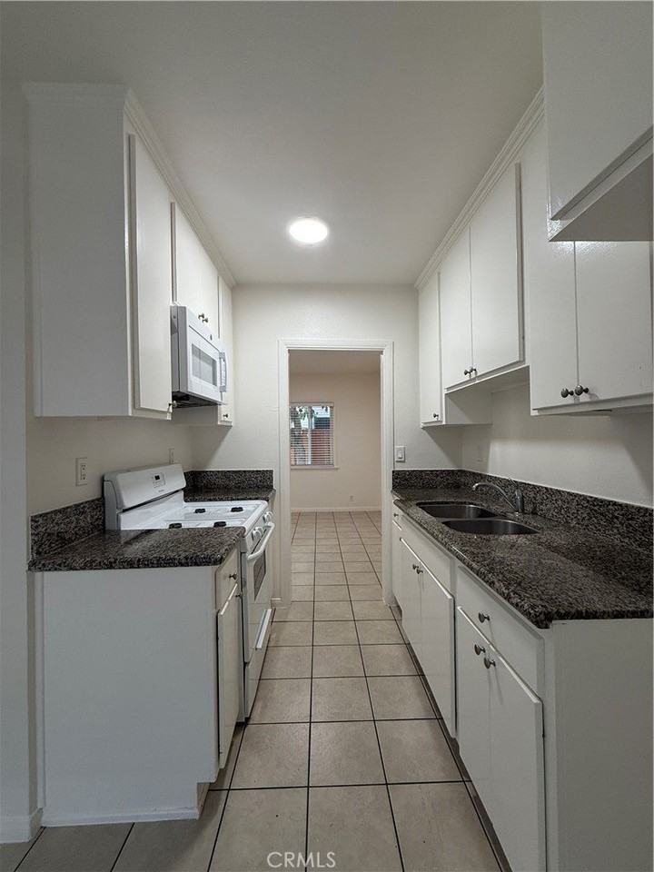 1880 Pine Ave #9 - Photo 3 of 15