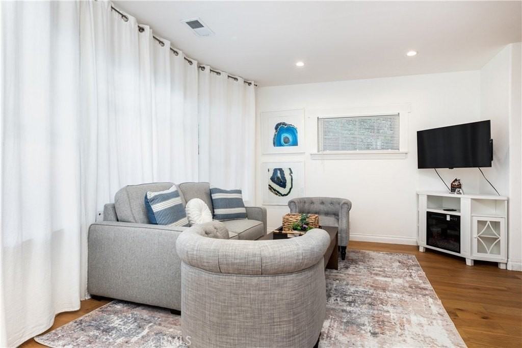 6008 Carlton Way - Photo 4 of 29